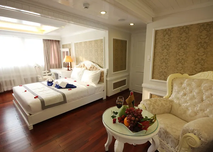 Signature Royal Cruise  Hạ Long