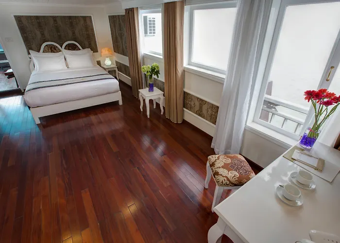 Signature Royal Cruise 5* Hạ Long